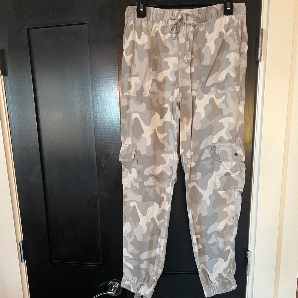 WOMEN’S NWOT GREY CAMOFLAUGE CARGO PANTS